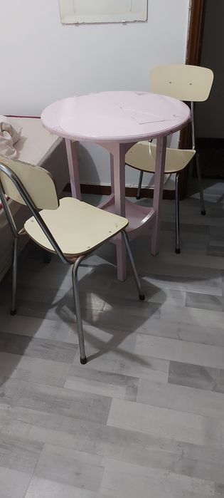 Mesa redonda cor rosa angulo 0.60 x0.60 por 0.80 de altura