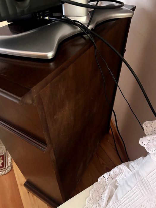 Armario de madeira maciça