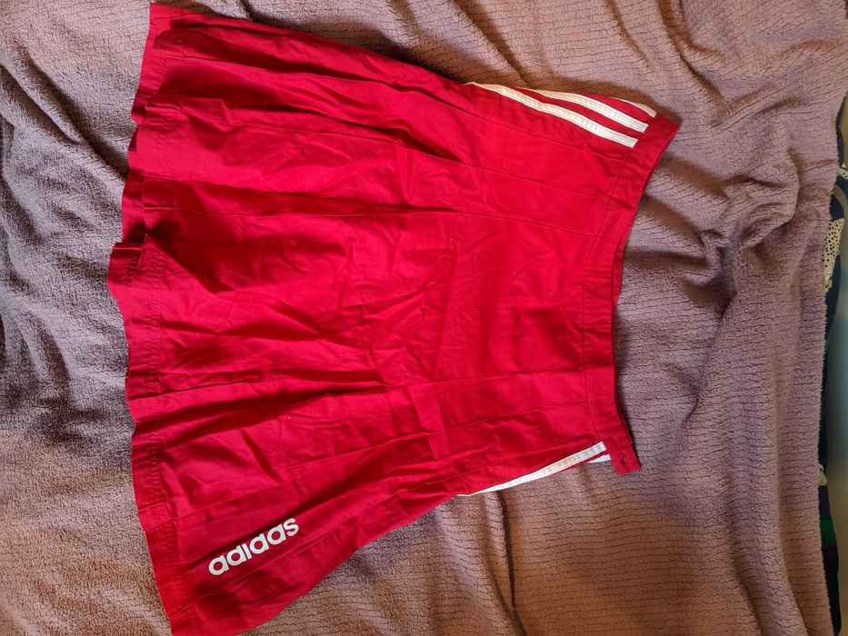 Adidas czerwona spódniczka