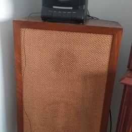 Coluna vintage com ligação a uma mini aparelhagem.