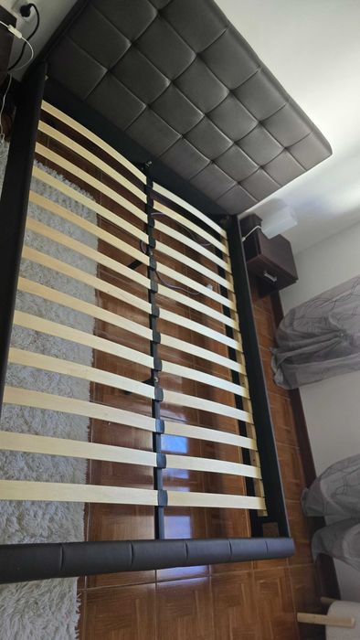Cama nova com 2 mesas de cabeceira
