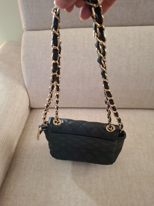 Mala preta a tiracolo