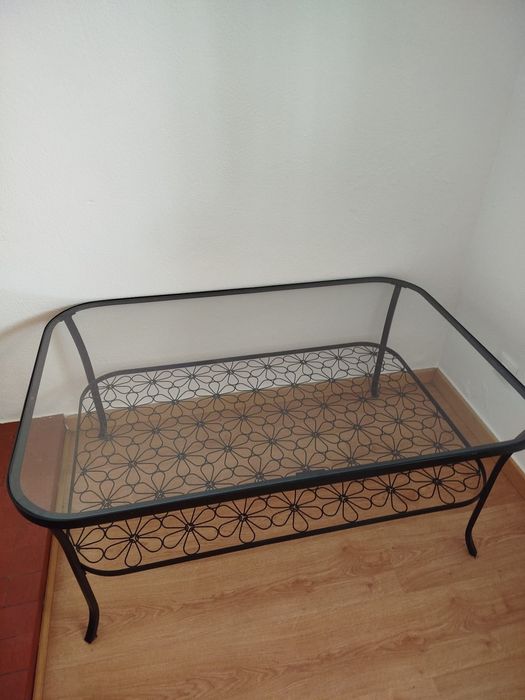 Mesa oval com tampo de vidro