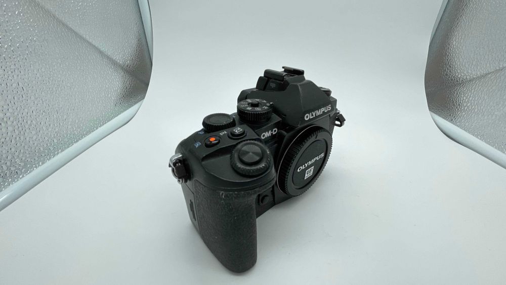 APARAT OLYMPUS OM-D E-M1 MK1,GVario 14-42mm f/3.5-5.6, dużo akcesoriów