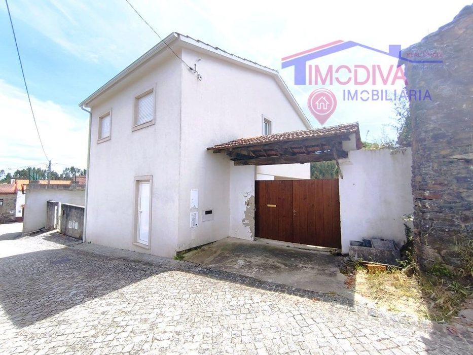Moradia T2 pronta a habitar com terreno em Castanheira de Pera
