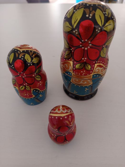 Matrioskas em madeira pintadas a mao