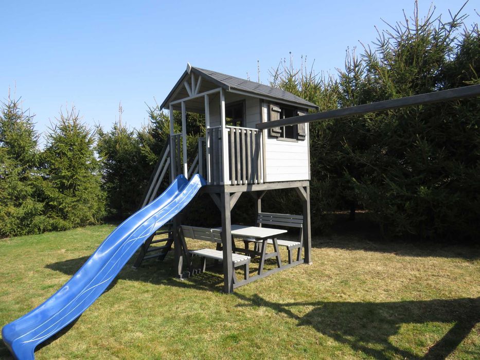 Domek na podwyższeniu Drewniany plac zabaw Huśtawka Ściana wspinaczkow