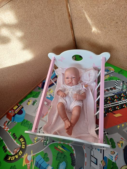 Boneca com roupa e cama