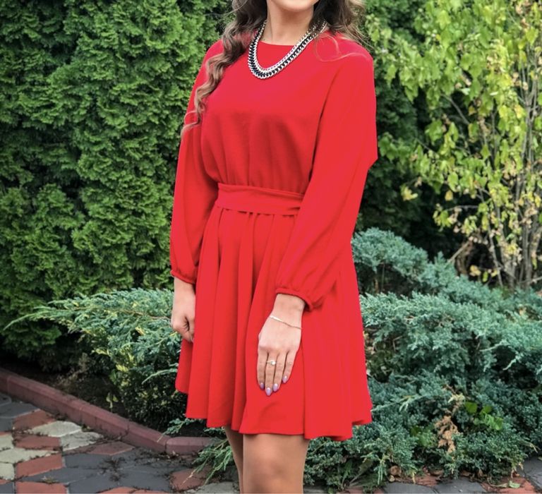 Сукня червона з поясом