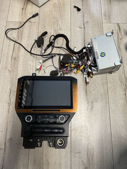 Radio DUŻE ford mustang 17 rok