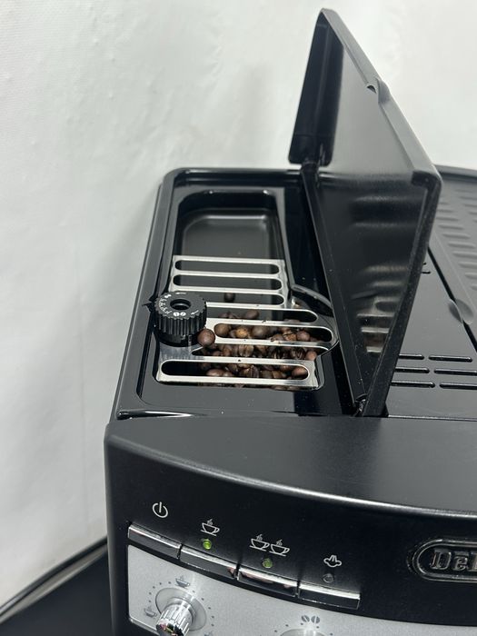 Кавоварка кофемашина Delonghi Magnifica ESAM3000.B