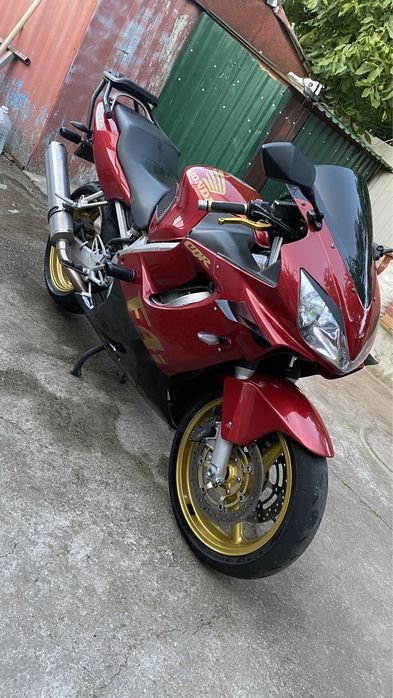 Продам Honda F4i 600