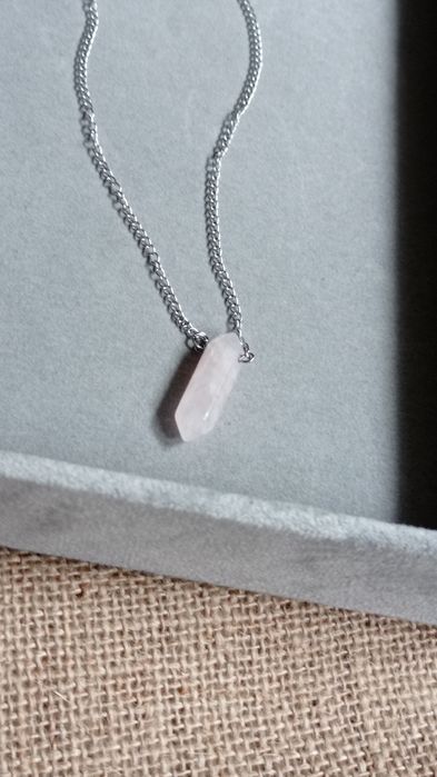 Naszyjnik na srebrnym łańcuszku z kamiennym wisiorkiem