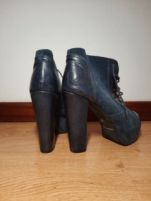 Botas azuis escuras pele com camurça.