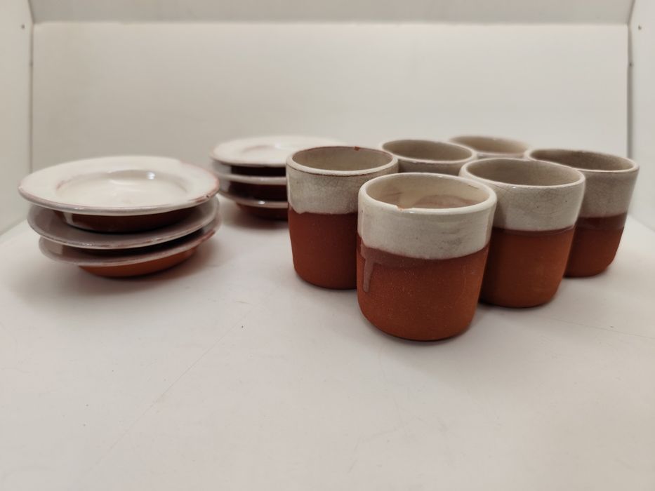 Conjunto de chávenas e pires  em barro.