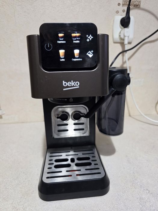 Ekspres BEKO CaffeExperto CEP5464DX z modułem do kapsułek Nespresso