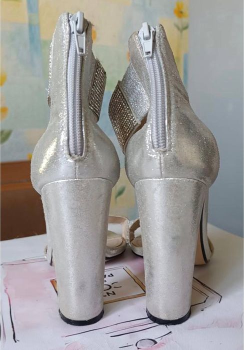 Фірмові босоніжки, каблуки преміум класу.Туфлі босоніжки quiz shoes zize 8-41сріблястого кольору для вечірок/коктейлів-26,7 см.