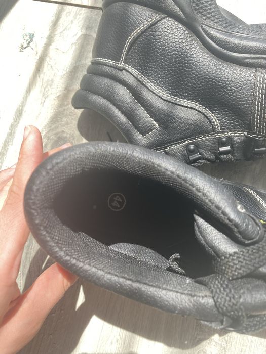 Sapatos de trabalho tamanho 44