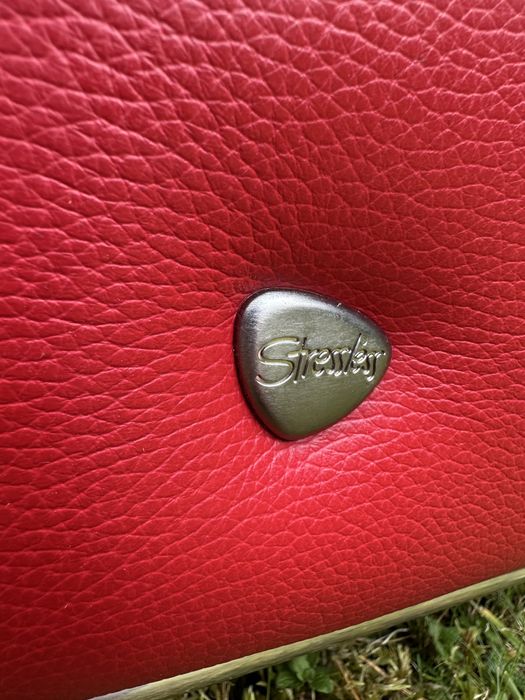 Sofa kinowa rozkładana Stressless Arion czerwona skóra i pufa