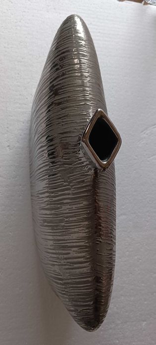 Jarra de cerâmica prateada com um acabamento texturizado