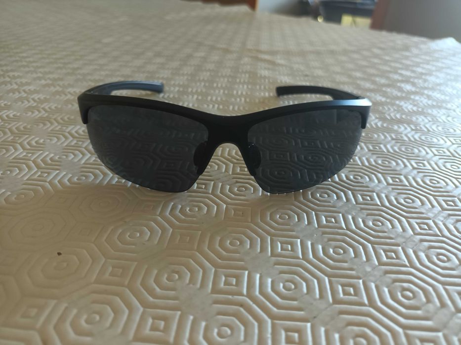 Oculos Polaroid pretos, usados uma vez, oferta de bolsa da marca