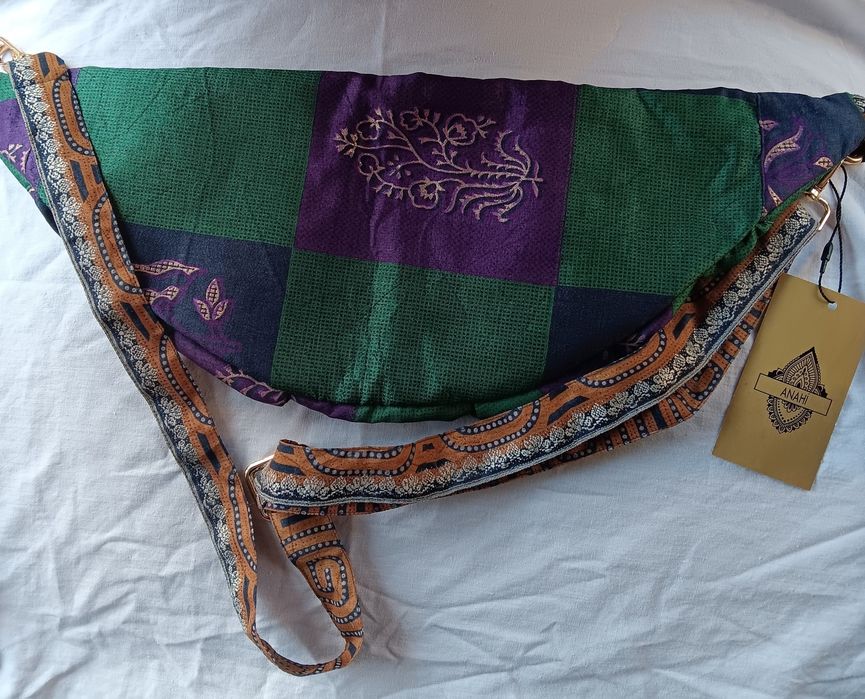 Bolsa  de cintura ou tiracolo em seda .nova