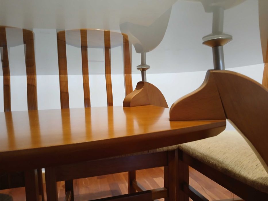 Mesa de Madeira com tampo de vidro de 6 lugares