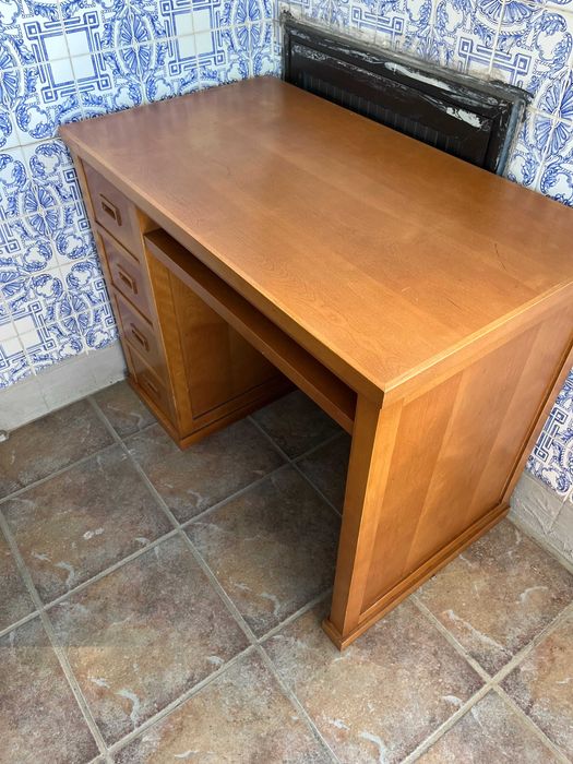 Secretária em pinho maciço, com gavetas, para quarto ou escritório.