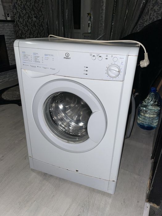 Стиральная машина INDESIT WISA 101 в рабочем состоянии