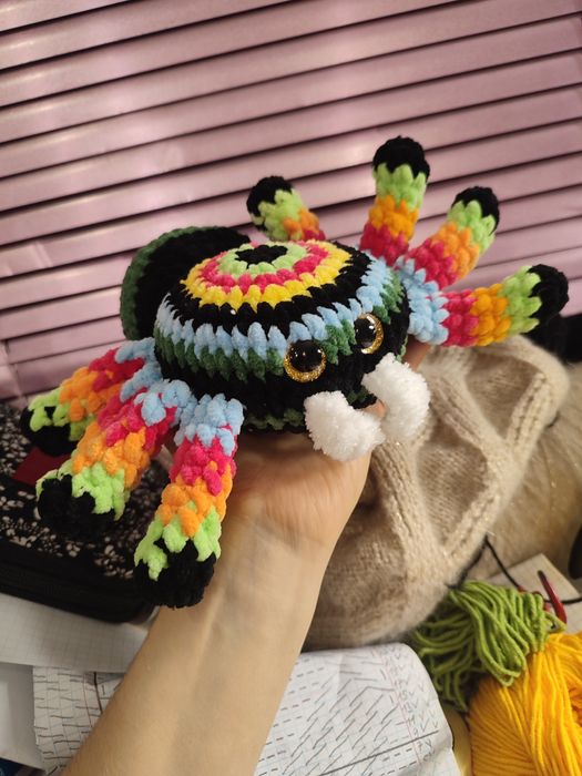 Павучок з плюша амігурумі