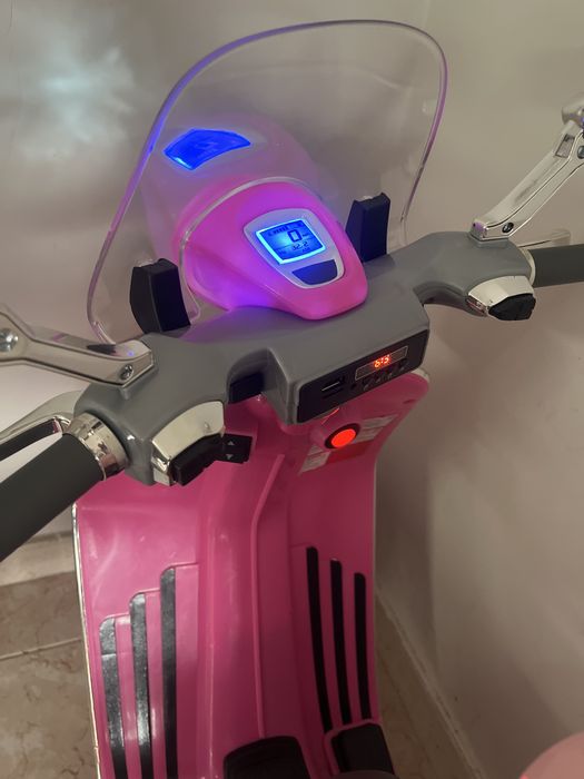 Vespa eletrica rosa choque