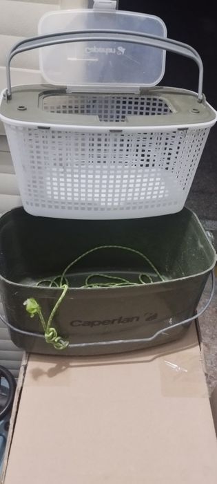 Cesto para pescado com reservatório para água.