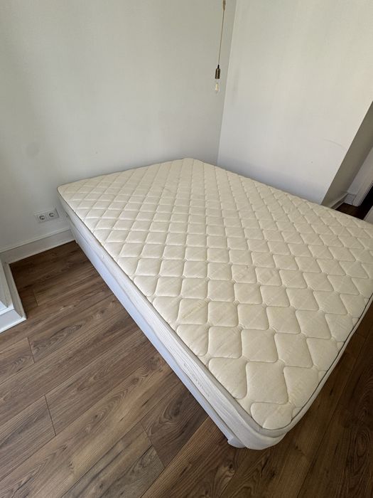 Cama de casal com arrumação