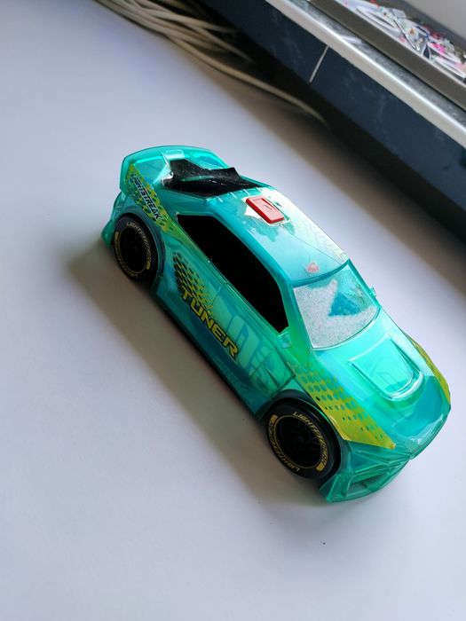Auto ma baterie z dźwiękiem i muzyką