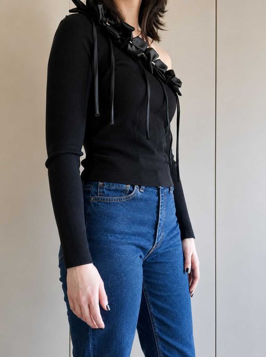 Blusa Sem Ombro Preta com Flores e Brilhantes (NOVO)