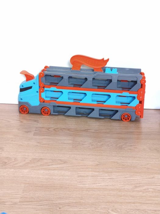 Zestaw Hot Wheels: Ciężarówka Dinozaur T-Rex + Garaż + Transporter