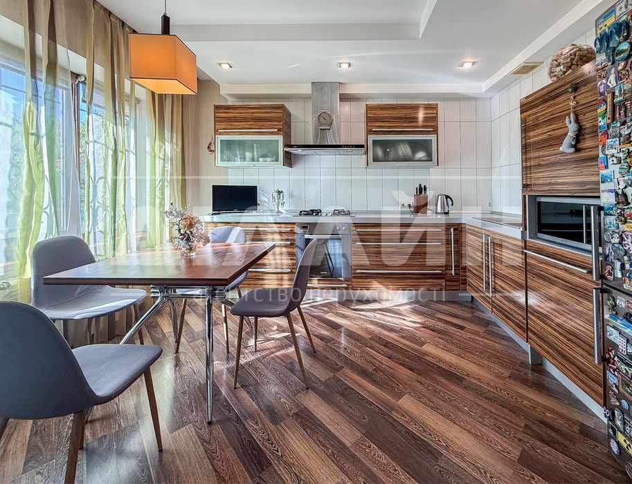 Гарний будинок на Правому 350 м2 , 16 сот