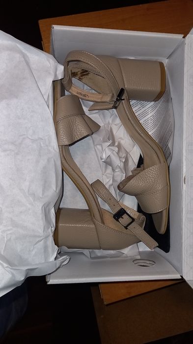 Кожаные босоножки