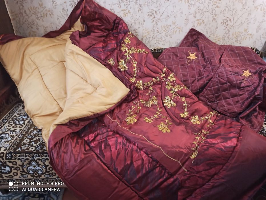 Покрывало на кровать с наволочками.