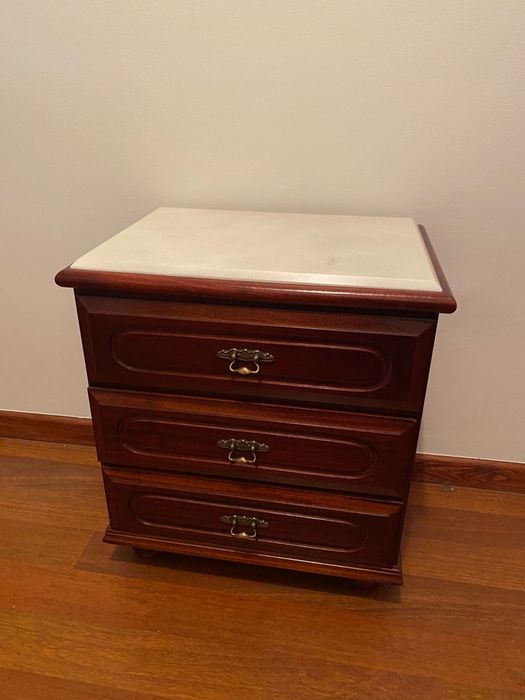 Móvel pequeno em madeira e mármore