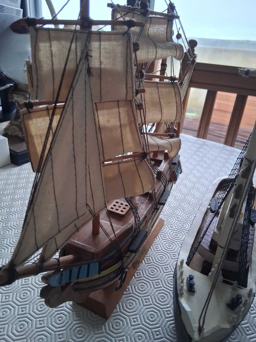 Coleção de maquetas e modelos decorativos, barcos e navios