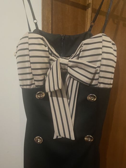 Vestido curto preto e bege