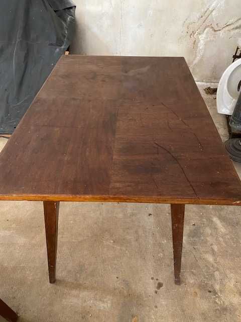 Mesa de refeições, estrutura em madeira maciça, modelo pés de palito