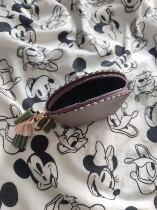 Brązowa mała portmonetka z breloczkiem