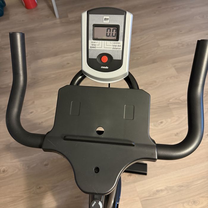 Bicicleta estatica BH S2000 nova, com LCD
