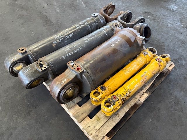 Volvo L 220 E USED HYDRAULIC CYLINDER komplet siłowników do ładowarki