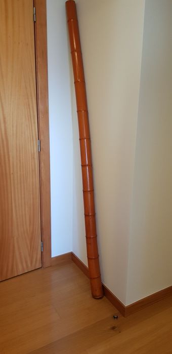 Poste de bambu decorativo