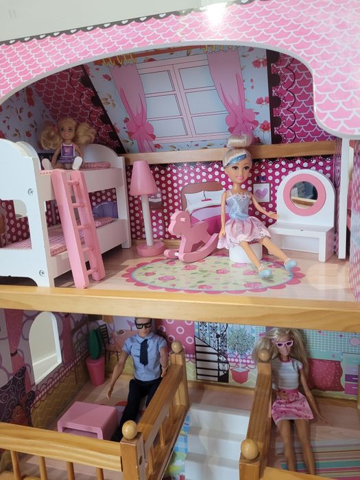 Drewniany domek dla lalek