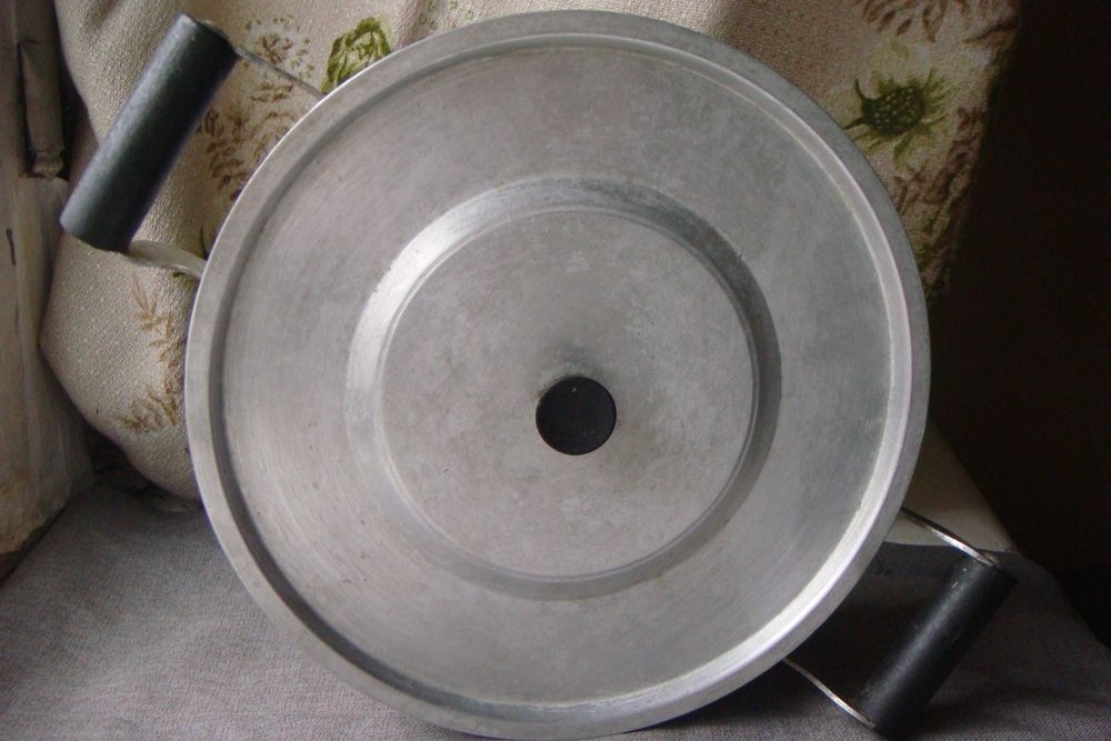 Посуд емальований виготовлений за часів СРСР: чайник і каструля