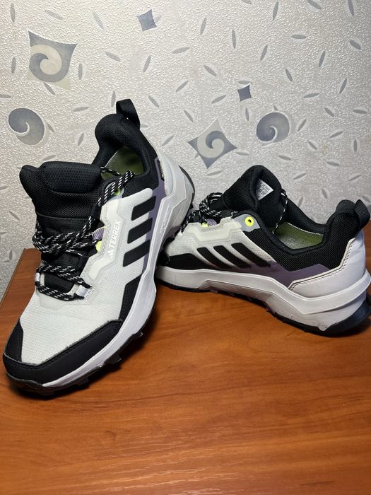 Кросівки Adidas Terrex.